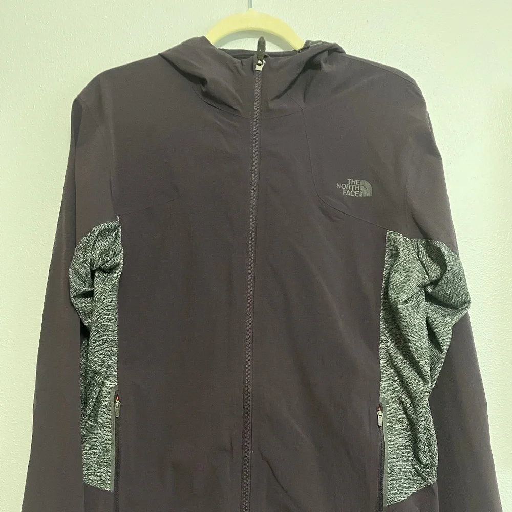 North Face mens purple hooded windbreaker size Medium